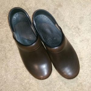 Dansko brown leather clogs. NEW!